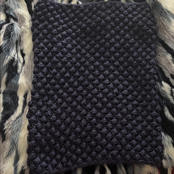 H&M Textured Knit Scarf in Dark Purple - Picture 2 of 4